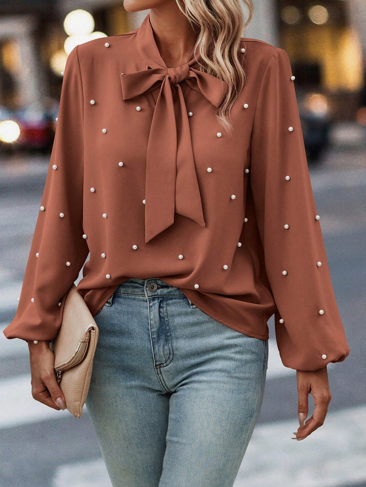 Chloé | Elegant Bluse med Knude Krave og Perler